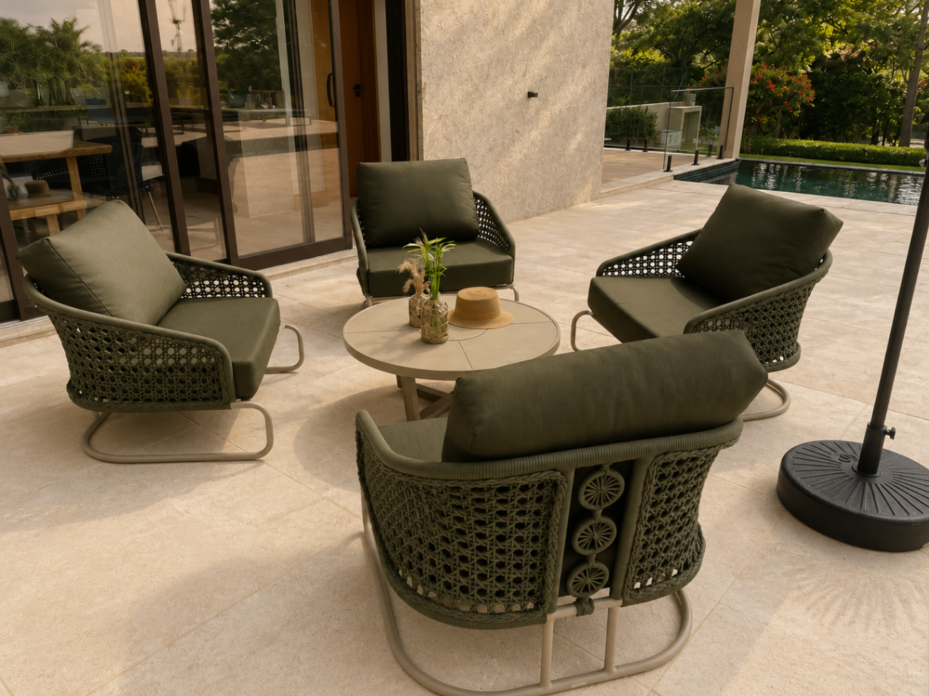 Conjunto de poltronas externas com mesa de apoio